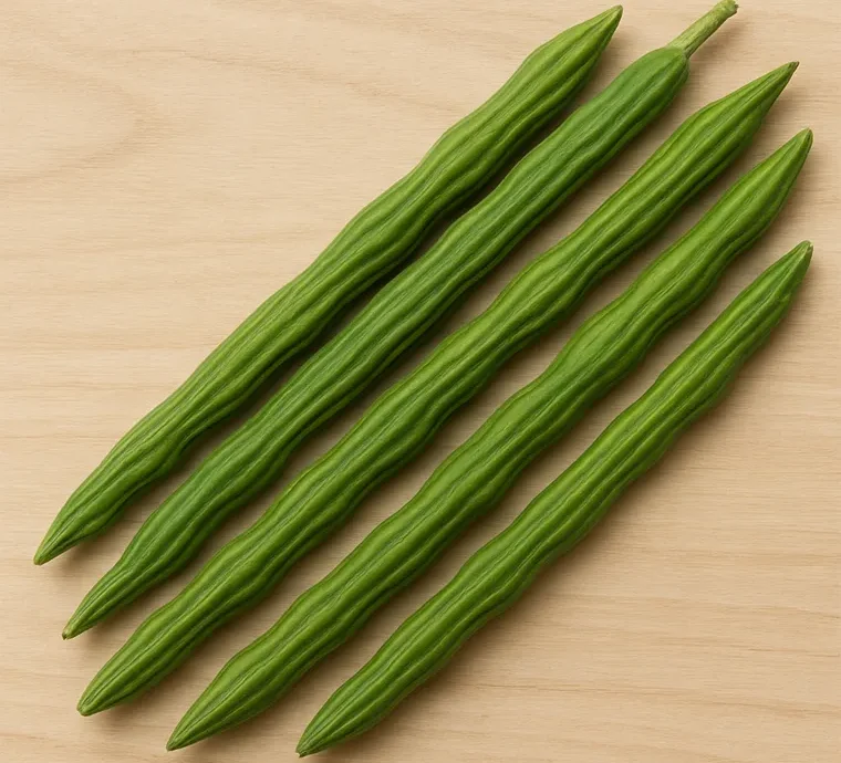 Indian Drumsticks (Moringa Pods) have gained immense popularity across the globe for their unique flavor and health benefits. At Glosky Farm, we export premium-grade drumsticks that are rich in vitamins A, C, calcium, and antioxidants, sourced from the fertile farmlands of Maharashtra, Tamil Nadu, Andhra Pradesh, and Karnataka.